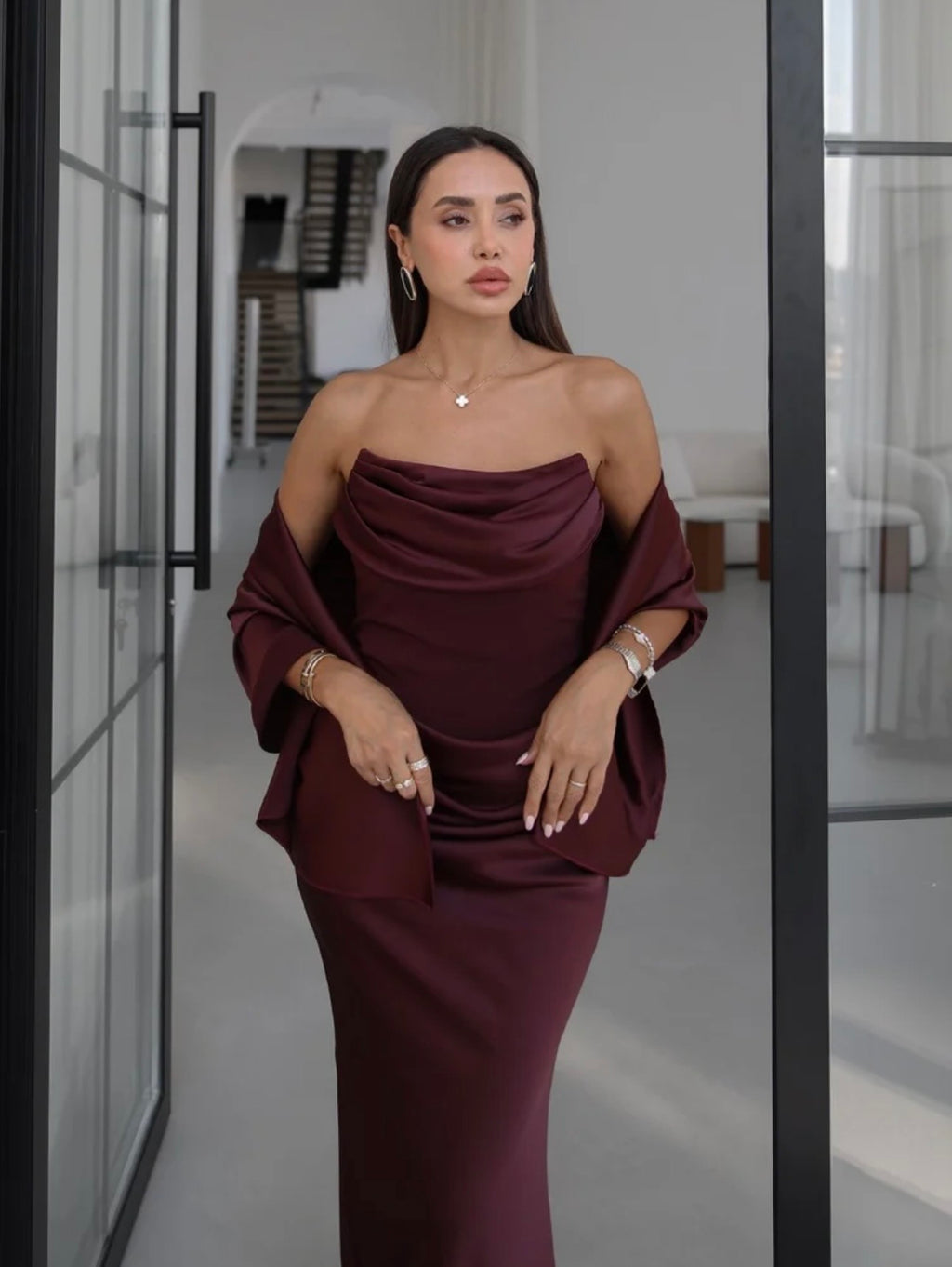 BORDO FULARLI STRAPLEZ SATEN ELBİSE