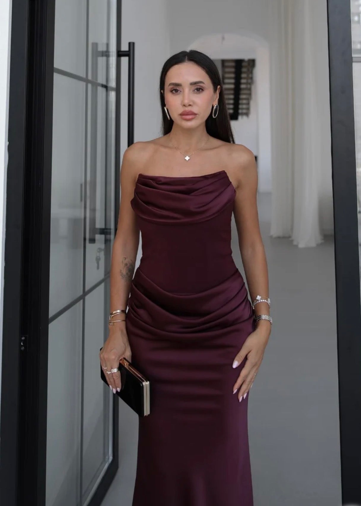 BORDO FULARLI STRAPLEZ SATEN ELBİSE
