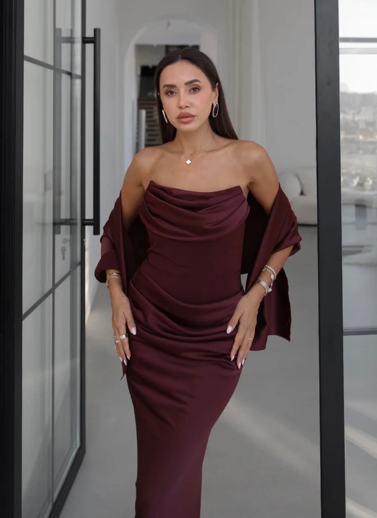 BORDO FULARLI STRAPLEZ SATEN ELBİSE