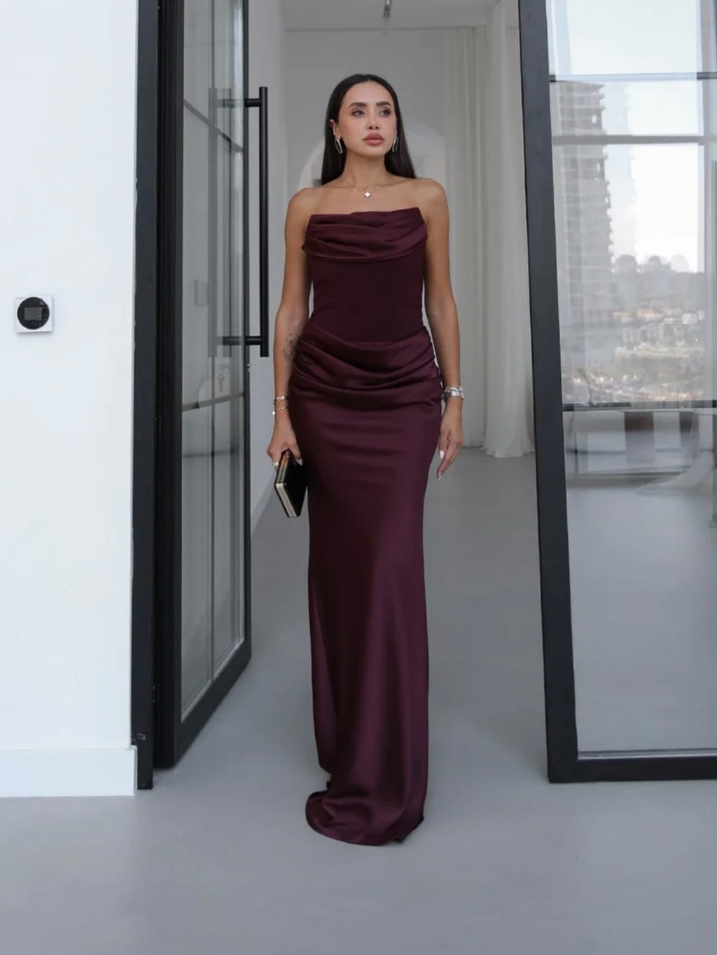 BORDO FULARLI STRAPLEZ SATEN ELBİSE
