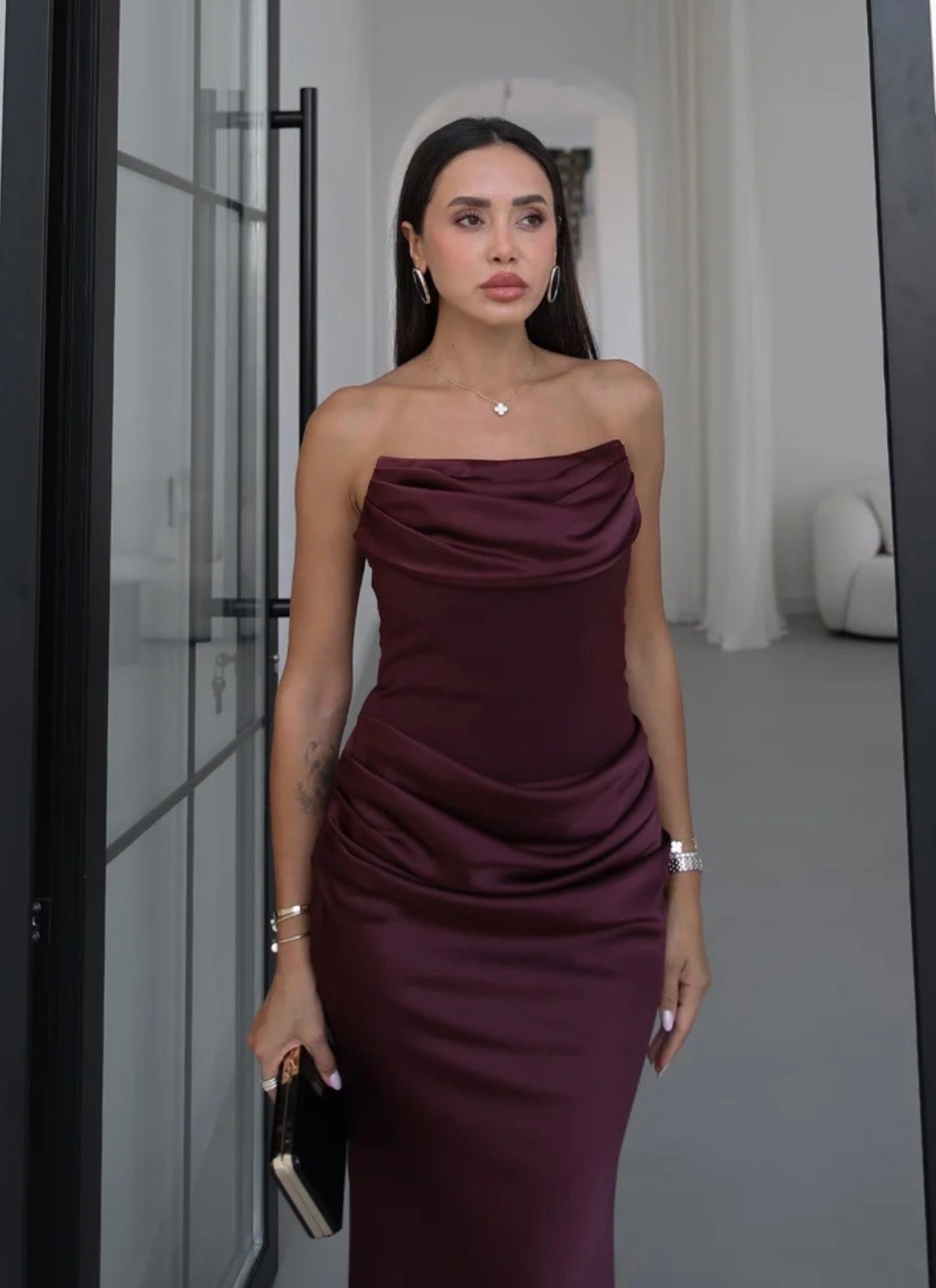 BORDO FULARLI STRAPLEZ SATEN ELBİSE